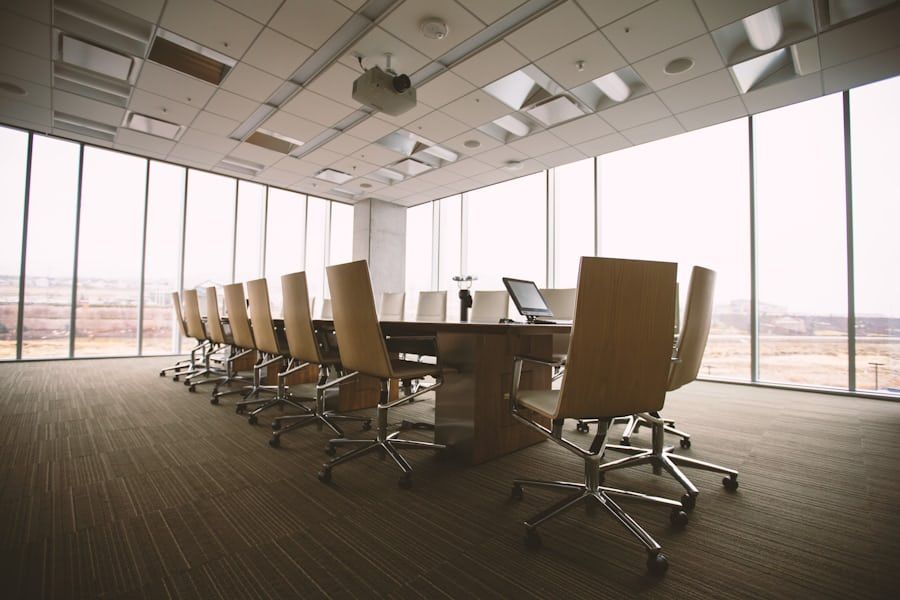 Bestuurskamer waar directie en financiers een herstructureringsplan bespreken
