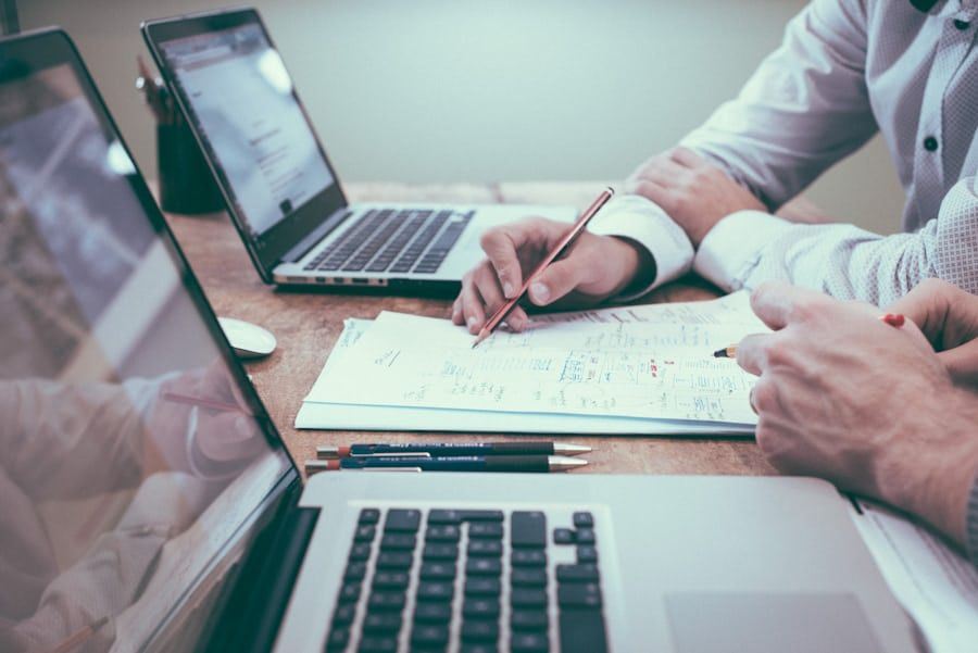 Adviseurs analyseren cijfers en documenten voor een Independent Business Review