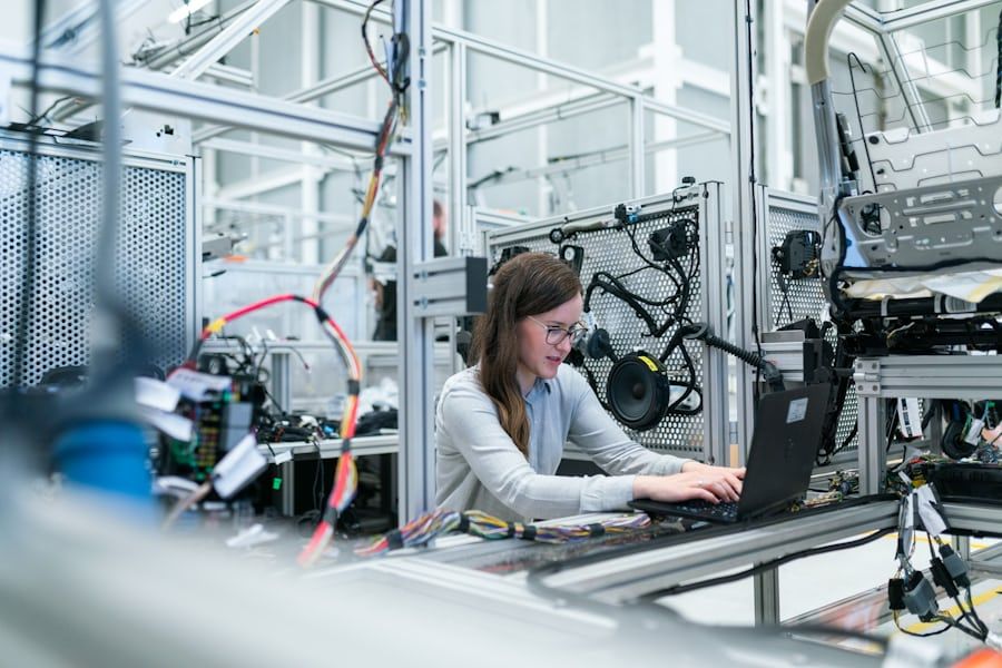Specialist werkt aan procesverbetering in een productieomgeving